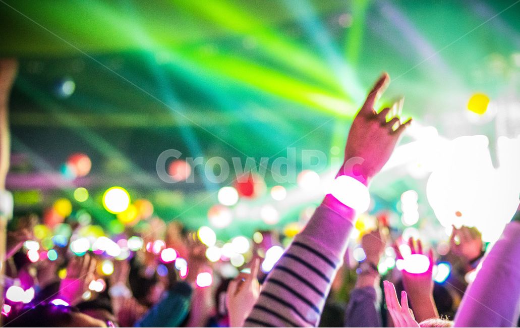 축제,컬러풀,콘서트,파티,퍼포먼스,문화예술,박수,빛,사람들,음악축제,춤,활력,환호,흥분,무대,군중,관객,혼잡,공연,무대조명,조명기구,관중,사람들,대중,군중,other people,crowd,손,제스처,표시,손짓,표현,gesture,hand,sign,expression,축제,행사,festival,carnival,event