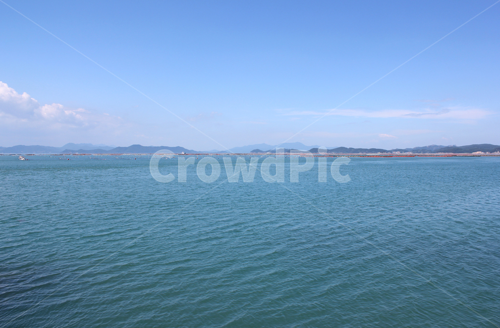 beach,blue,cloud,coast,coastline,day,far,island,mountain,nature,ocean,sea,sky,water,wave,하늘,구름,파랑,블루,먼산,산,섬,바다,물결,푸른바다,풍경,자연,파란색,양식,양식장,어업,어촌,바닷물,에메랄드빛,낮