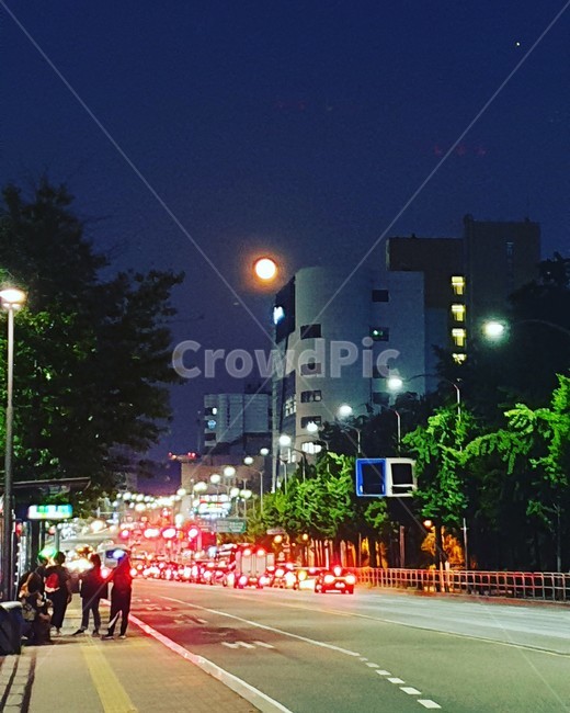 정류장,버스,퇴근,기다림,달,저녁,station,bus,dinner,leavework,moon