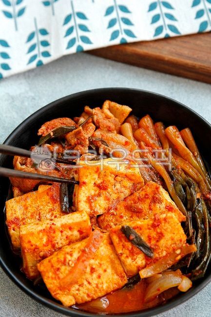두부조림,쪽파김치조림,대패삼겹살조림,두부,묵은쪽파김치,요리,음식,식사,음식,식재료,요리,food,cook,meal,dishes,food reserves