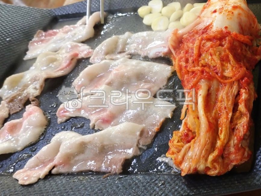 Grilled cabbage kimchi,chopsticks,Grilled Samgyeol Sali,Plane Samgyeop,pork,Grilled thinly sliced pork belly,pig,Grilled Garlic,pork belly,Korean food,fire,ingredients,Grilled Kimchi,cooking,roast,koreanfood,garlic,Kimchi,kimchi,Korean cuisine,cook,Plane 