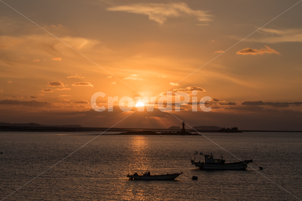 자연,풍경,경치,경관,일출,해돋이,옥외,빛,바다,아침,여명,구름,하늘,해무리,반영,햇살,어선,등대,파도,빛내림,부두,항구,nature,light,flare,outdoors,transportation,boat,자연,풍경,nature,landscape