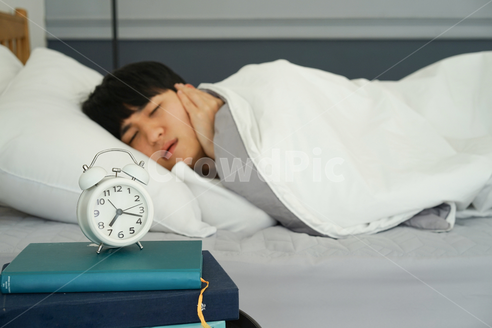 남성,남자,알람시계,시계,아침,모닝,침대,침실,방,이불,기상,베개,모닝콜,자명종,사람,인물,인간,human,person,남성,남자,man,male