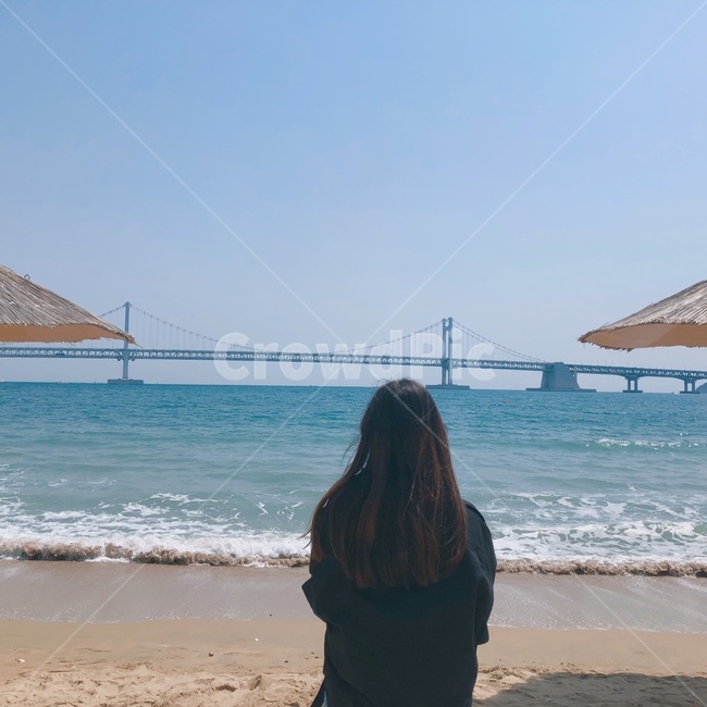 바다,풍경,자연,구름,하늘,바다풍경,여자,뒷모습,파도,광안리,부산,여행,해변,바다,beach,sea,사람,인물,인간,human,person,여성,여자,woman,female,lady