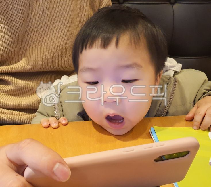 스마트폰,아기,중독,스마트폰중독,스마트폰과의존,아이,어린이,귀여운,사랑스런,과의존,전자기기,남자아이,남자아기,아기스마트폰중독,영유아스마트폰중독,영유아,핸드폰,휴대폰