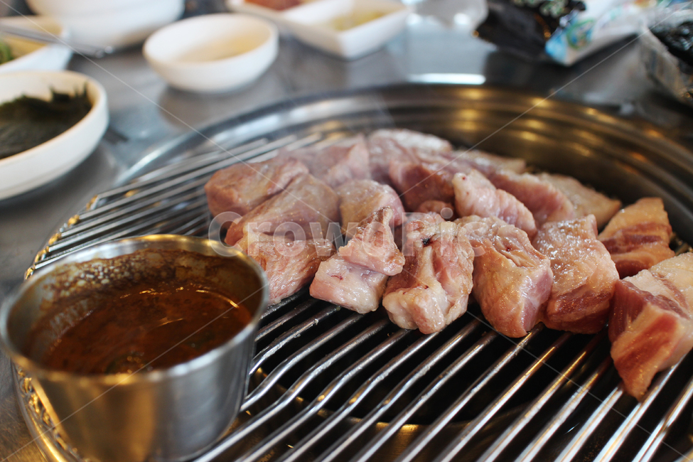 바베큐,food,음식,bbq,숯불,삼겹살,한국,전통,문화,역사,돼지,고기,맛있는,연기,불판,그릴,목살,굽다,뜨거움,소스,양념