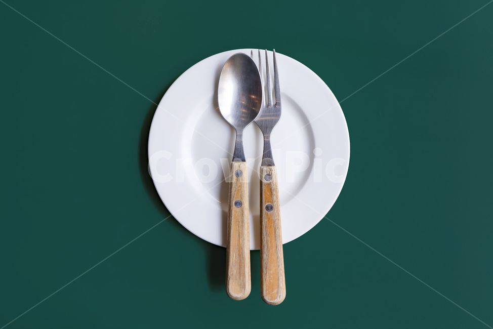 테이블,접시,수저,포크,식기,나무,도자기,그릇,탁자,초록,green,spoon,fork,정갈한,깔끔한,숟가락,사물,물건,오브젝트,thing,object,matter