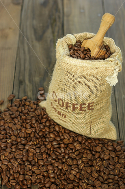 커피,커피콩,원두,커피자루,카페인,신선한,클로즈업,카페,스푼,나무스푼,커피주머니,오브젝트,커피,카페,coffee,cafe,연출,컨셉,콘셉,direction,concept