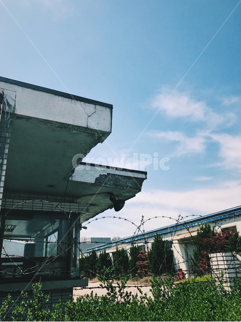 하늘,구름,철창,화단,색감,sky,cloud,bar,flowerbed,빈티지사진,빈티지느낌,빈티지감성,vintage,건축물,건물외관,exterior,building,structure,architecture,construction