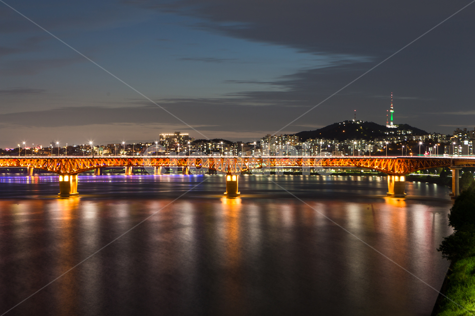 building,water,물,waterfront,워터프론트,bridge,도시,야경,건축,시설물,다리,교량,한강,한강대교,대교,불빛,반영,강,하천,강변,도로,한강다리,강물,콘크리트,교통,통로,연결,빌딩,건물,아파트,한강공원,어둠,공원,저녁,매직아워,배경,야간,서울타워,남산,남산타워,성수대교,한강시민공원,한강변,야경,밤,풍경,nightscape,night,landscape,도시,city,한국도시풍경,한국도시경관,korea cityscape