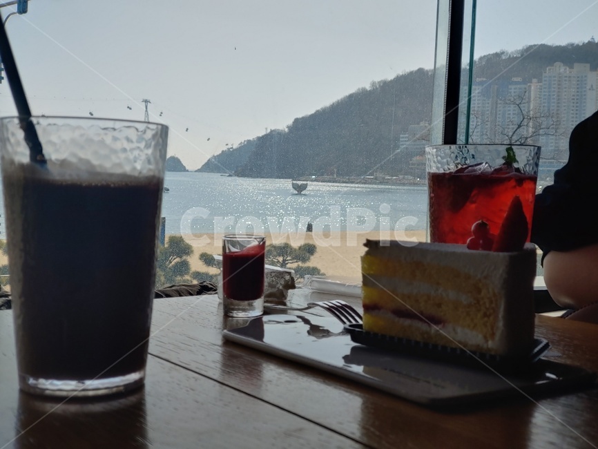 drink,마실것,glass,유리,person,사람,human,인간,바다,카페,cafe,케이크,음식,주스,분위기