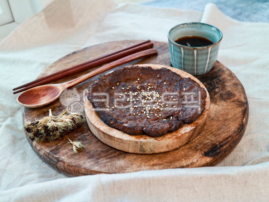 food,음식,석쇠불고기,석쇠떡갈비,떡갈비,납작떡갈비,너비아니,와규,와규불고기,석쇠너비아니,석쇠고기,돼지고기,전통음식,궁중음식,나무그릇,나무판,나무수저,나무젓가락,차