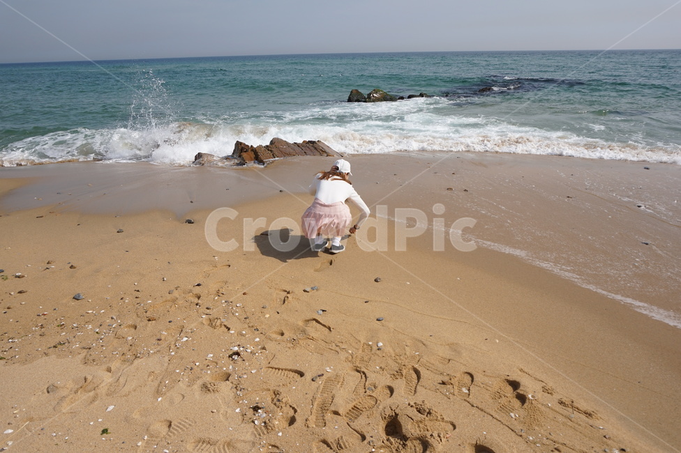 여자,긴머리,바다,분홍스커트,하얀모자,혼자놀기,해변,바다,beach,sea,사람,인물,인간,human,person,여성,여자,woman,female,lady,여행,휴가,traveling,vacation,trip
