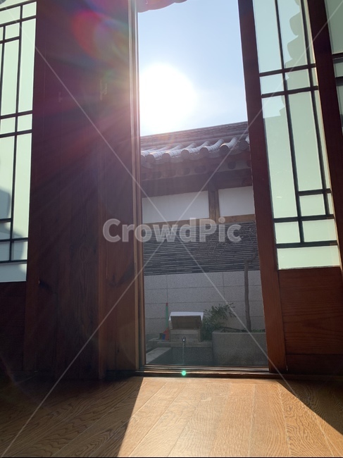한옥,한옥마루,문틈,거실,마루,따뜻함,한국전통,한국문화,korean traditional,korean culture,건축물,건물외관,exterior,building,structure,architecture,construction