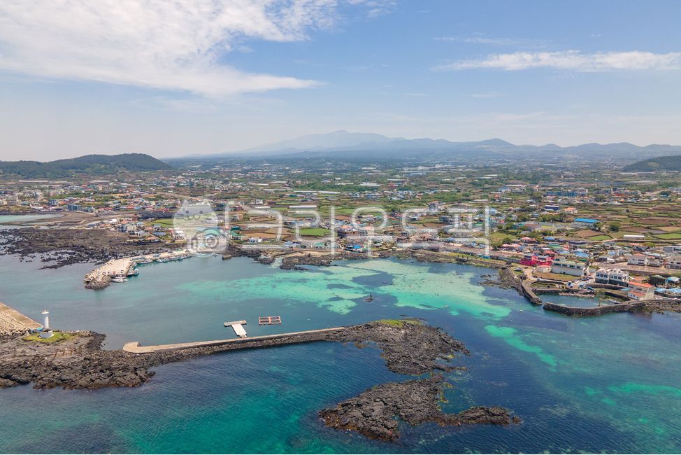 항공사진,제주도,제주바다,풍경,드론샷,korea,southkorea,jeju,jejudo,island,hallasanmountain,한라산,hagwi,aewol,한국,대한민국,제주,하귀,애월,sea,sky,sunny,바다,하늘,구름,serenity,평온,맑음,beach,coast,seaside,bluewater,water,emeraldsea,해변,해양,푸른바다,물,에메랄드,비취빛,basaltbeach,basaltrock,basaltstone,basalt,현무암해변,돌,blue,green,black,color,파랑,푸른,녹색,검정,색깔,색상,nature,자연,natural,자연의,landscape,view,surroundings,scenery,배경,경관,background,배경화면,beautiful,아름다운,day,낮,lighthouse,등대,port,항,항구,seawall,breakwater,방파제,jejusea,koreasea,aerialshot,항공촬영,drone,droneshot,droneview,드론,드론뷰,대양,ocean