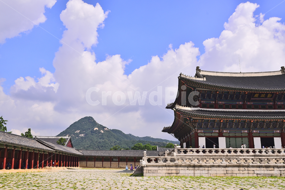 한국전통,고궁,경복궁,명소,서울,traditional,korean,palace,기와,단청,조선시대,궁궐,building,structure,ancientpalace,gyeongbokgungpalace,house,배경,바탕,백그라운드,background,건물,건축물,패턴,pattern,인왕산,구름,하늘,맑은날,청명