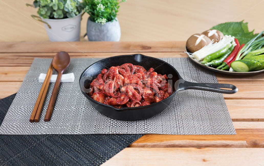 seasoning,tableware,Spicy,octopus,recipe,chopsticks,seasoned,bowl,preparation,red,hungry,carding,healthy food,eat,cooking,diet,tradition,frying pan,spicy food,table,delicacy,seafood,salty,ingredient,restaurant,its good,spicy,To fry,rice,Octopus,food,meal,