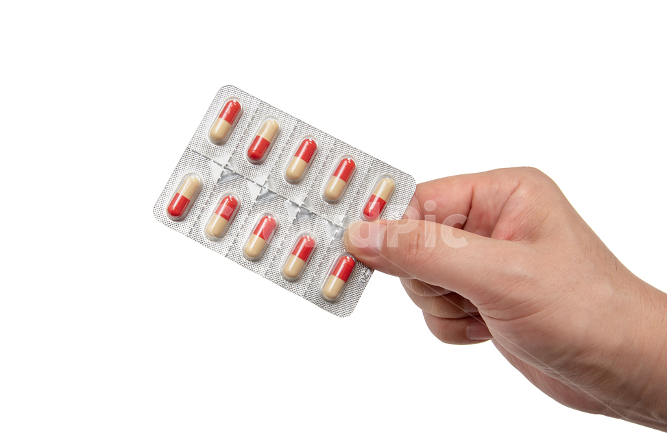 약,메디슨,캡슐,약품,손,의료,건강,감기약,감기,비염,흰색배경,흰배경,하얀배경,흰,하양,의약품,치료,치료제,내복약,처방약,컬러풀,빨강,적,적색,빨간색,빨강색,사람,남성,남자,신체일부,들다,조제,독감,항생제,손동작,핸드모션,누끼,생활,의료,의학,병원,medical,hospital,clinic