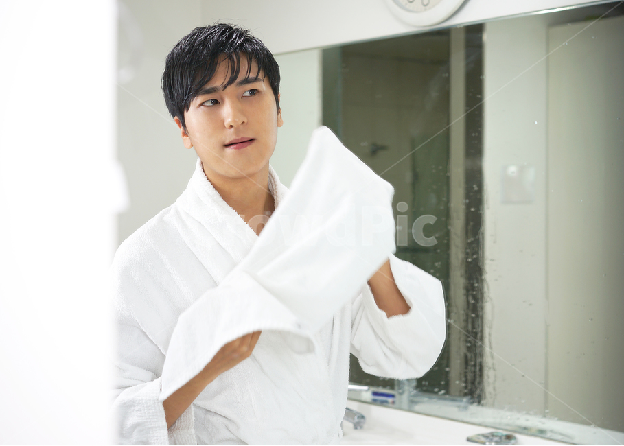 남성,남자,샤워,세수,세안,샤워가운,화장실,욕실,거울,스킨케어,뷰티,사람,인물,인간,human,person,남성,남자,man,male,뷰티,미용,beauty treatment
