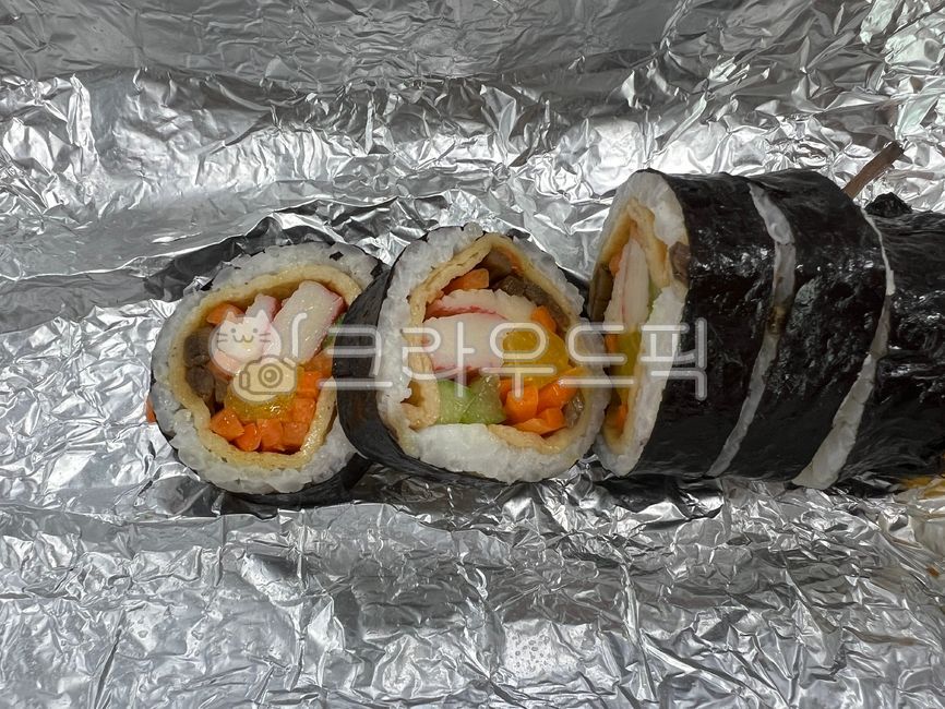 Fish cake kimbap,Regular kimbap,kimbab,silver foil,Old kimbap,vegetable kimbap,Inside the kimbap,Odeng Gimbap,kimbap,Kimbap ingredients,koreafoods,koreanfood