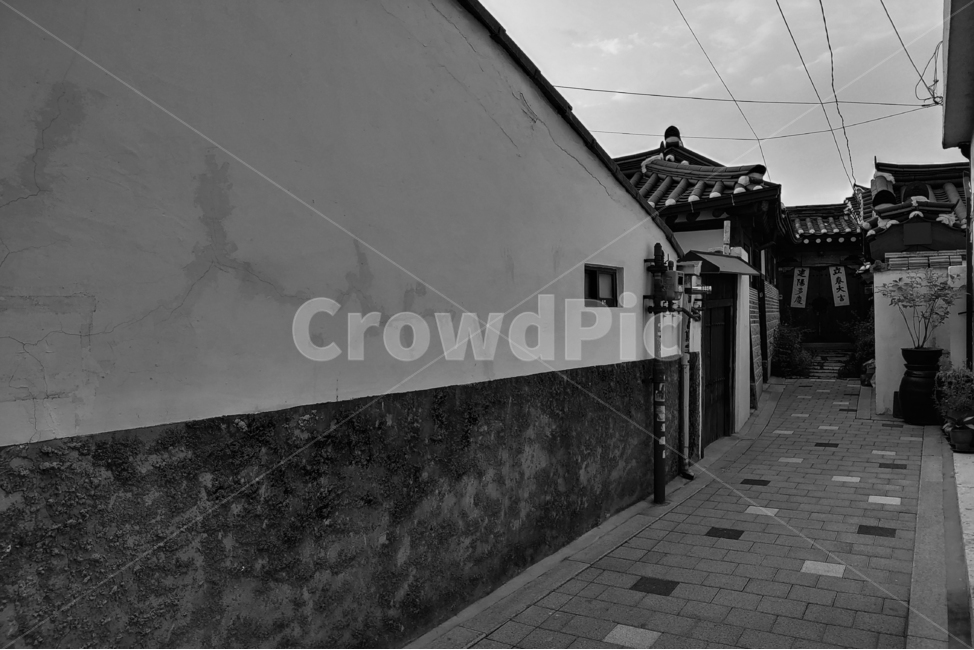 전통가옥,한옥마을,흑백사진,빈티지,골목길,bw,뒷골목,오래된,올드,old,house,wall,회색,배경,백그라운드,바탕,건축물,한국적,서울,담장,담벼락,창문