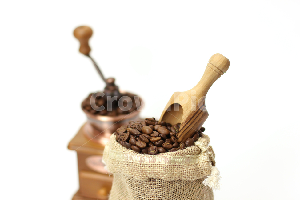 close up,Nukki,coffee sack,black,white background,hand mill,coffee bag,coffee grinder,grindstone,coffee beans,cafe,coffee,spoon,fresh,wooden spoon,Caffeine,object