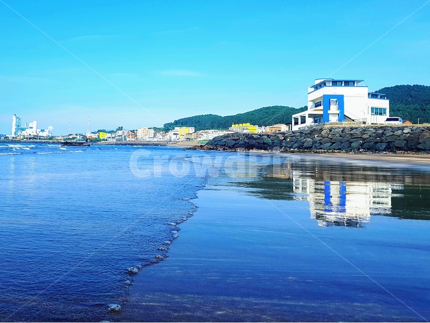 제주도,해안길,바다,파도,건물,파란색,오름,산,제주,물,모래,방파제,구름,하늘,물결,마을,반사,비추임,자연,풍경,nature,landscape,한국자연풍경,한국자연경관,korea nature landscape,water,waterfront,워터 프론트