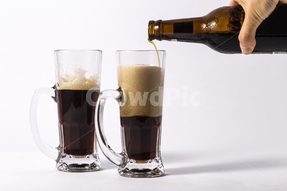 흑맥주,맥주,맥주잔,알콜,500,오백,술잔,투명,유리,손잡이,거품,두잔,손,맥주병,병,술병,술,주류,alcohol