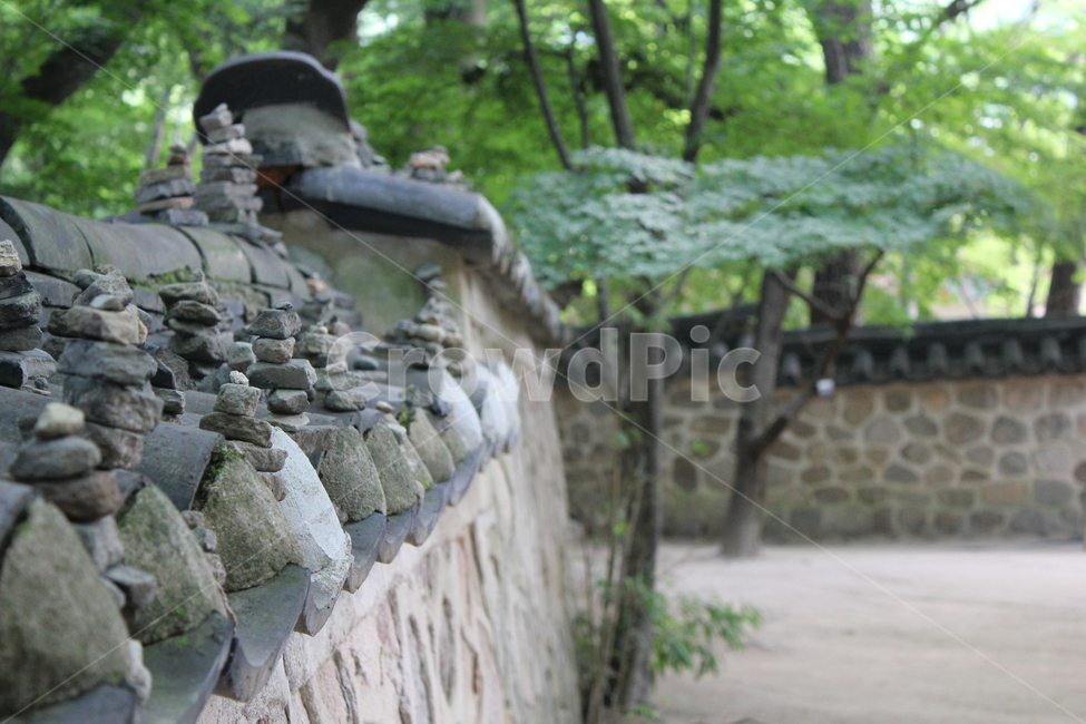 숲,한국,대한민국,돌담,기와,돌쌓기,공원,전통,담장,클로즈업,아웃포커스,포커스아웃,블러,쌓이,스톤,돌,나무,한국전통,한국문화,korean traditional,korean culture,종교,신앙,religion,belief,faith