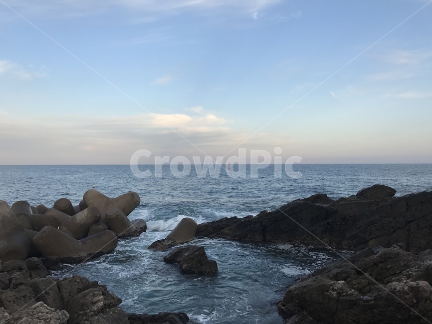 바다,sea,등대,하늘,sky,푸른바다,작은등대,평화,평화로움,바위,수평선,파도,방파제,울진바다,울진,풍경,nature,landscape,자연