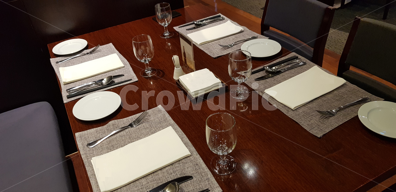 가구,table,glass,furniture,유리잔,셋팅,만찬준비,식탁,식사,goblet