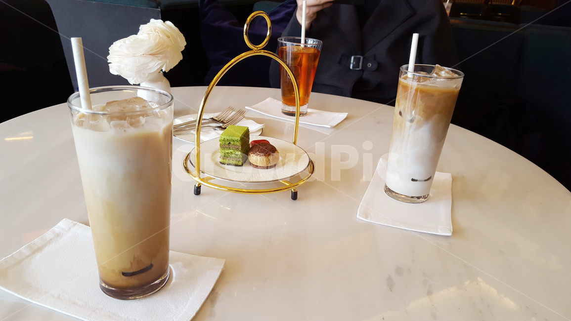 커피,카페,커피잔,음료,라떼,coffee,latte,cafe,빨대,drink,힐링,healing,테이블,table,케이크,cake,디저트,dessert,루이보스차,아이스라떼,icelatte,커피,카페,coffee,cafe