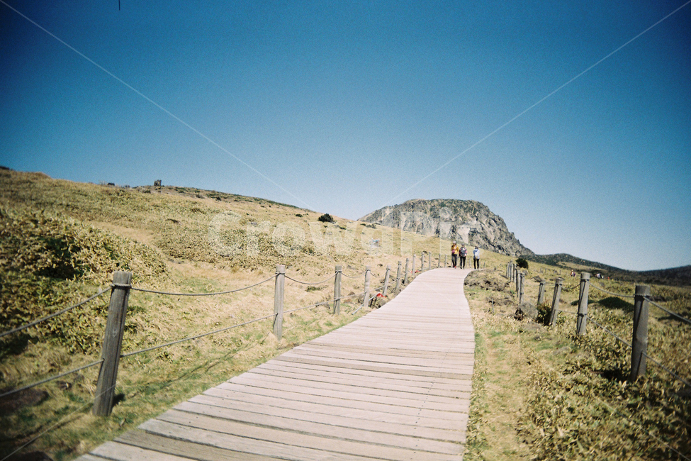 제주,제주도,한라산,윗세오름,오름,필름카메라,산,등산,산책,필름사진,film,mountain,jeju,jejudo,등산로,데크,자연,풍경,nature,landscape,한국자연풍경,한국자연경관,korea nature landscape,제주도,jeju,jeju island,building,건물,boardwalk,산책로,bridge,다리,human,인간,person,사람