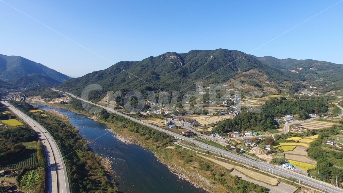 경상남도,산청,시골,항공촬영,풍경,조용한,깨끗한,맑은,산,도로,논밭,마을,시골마을,정겨운,친근한,고향,냇가,항공사진,나무,공기좋은,정이많은,할아버지,할머니,친척,농촌,자연,풍경,nature,landscape,교통,교통수단,traffic,transportation,시골,마을,country,rural,town,outdoors,옥외,scenery,road,경치