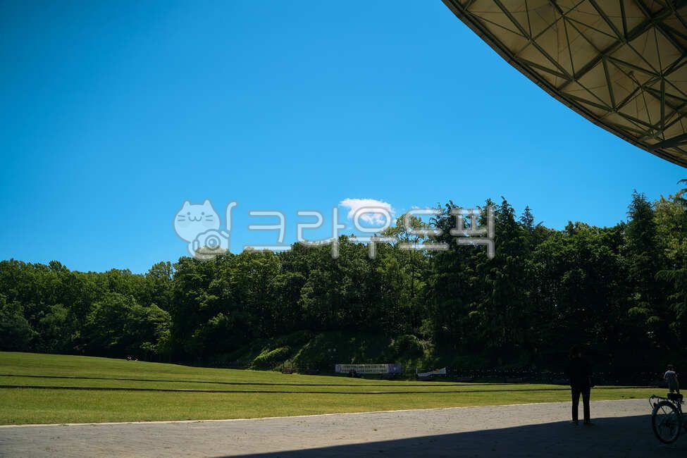 sky,blue sky,nature,clear sky,outdoor park,park background,grassland,cloud,field,outdoors,clear weather,plant,neighborhood walk,park,lawn