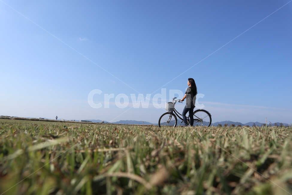 자전거,vehicle,bicycle,여자,사람,person,human,옆모습,가을하늘,나들이,피크닉,picnic,grass,blue,green,여성,여자,woman,female,lady