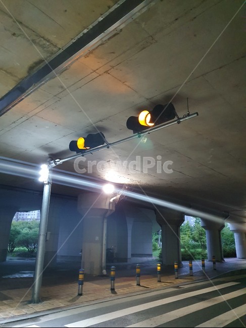 신호등,횡단보도,길가,다리,trafficlight,노란불,yellowlight,교통,도로,안전,다리밑,crosswalk,signal,불빛