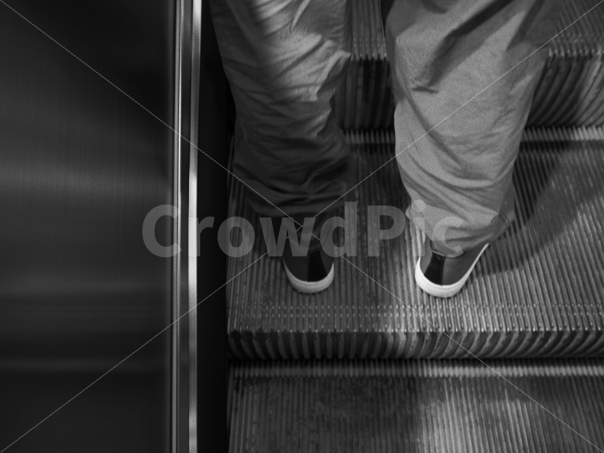 스냅,흑백,흑백사진,일상,에스컬레이터,사람,인물,인간,human,person,흑백,모노톤,monochrome,black and white