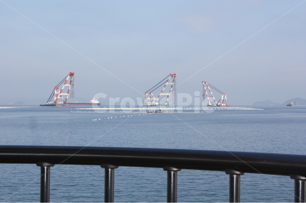바다,통영,거제도,수평선,조선소크레인,자연,풍경,nature,landscape,산업,industry,industrial,railing,난간,banister,handrail