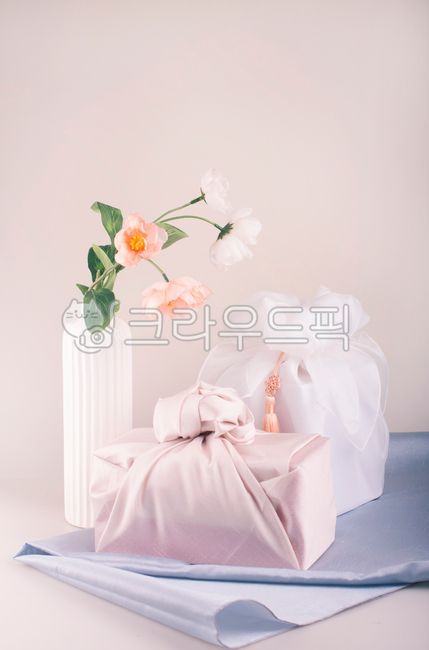 배경,백그라운드,편집,기획,컨셉,시즌,한국,제사,명절,추석,설,새해,전통,구정,신정,쇼핑,보따리,포장,선물보자기,선물,보자기,천,화병,꽃병,꽃,노리개