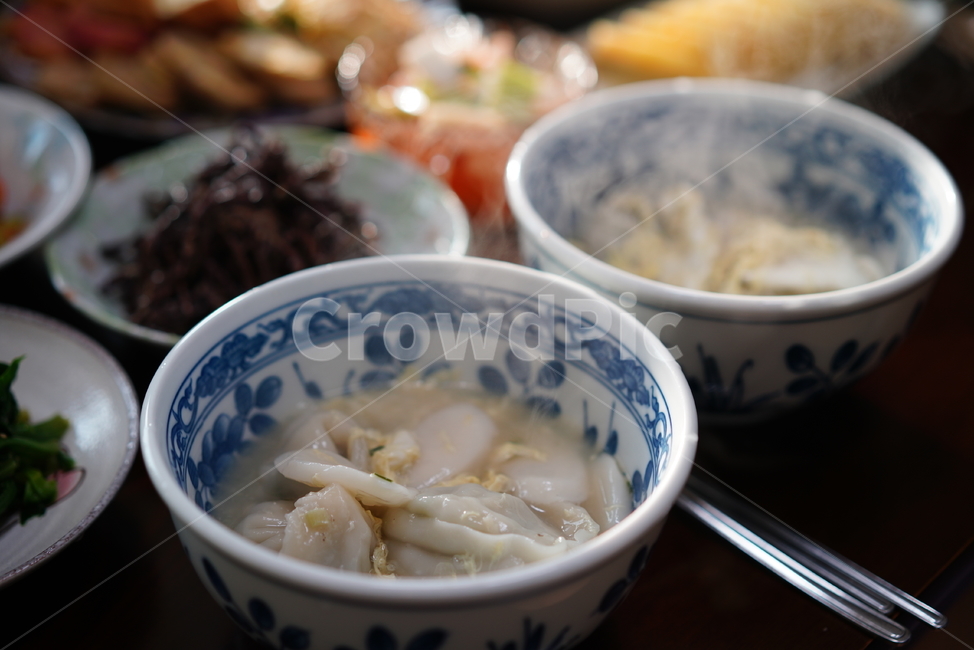 쌀,떡국,음식,한식,그릇,온기,먹방,국물요리,요리,설날,식사,먹거리,국물,설,명절,음식,식재료,요리,food,cook,meal,dishes,food reserves,한식,한국음식,한국요리,korean food,korean dishes,korean meal,korean cook