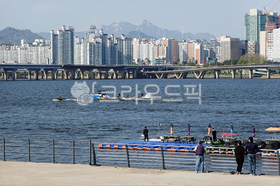 한강,아파트,강변북로,북한산,서울풍경,도시풍경,보트,제트스키,물보라,한국,건축물,건물,빌딩,도시,도회지,하늘,야외,실외,옥외,고층빌딩,고층건물,맑은,hanriver,apartment,riversidenorthroad,bukhansan,seoullandscape,cityscape,boat,jetski,spray,korea,architecture,building,city,urban,sky,outdoor,outdoors,highrisebuilding,sunny,사람,person