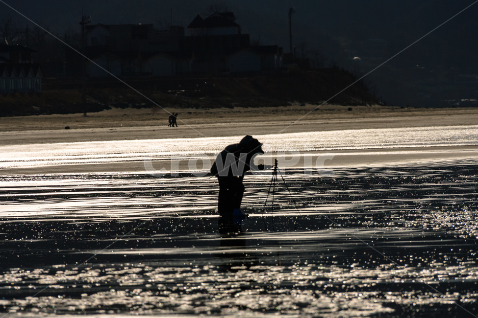 서해,바다,바닷가,모래,수평선,해변,바다,beach,sea,사람,인물,인간,human,person,인물실루엣,사람실루엣,character silhouette,human silhouette,사진작가,포토그래퍼,photographer,water,물,outdoors,옥외
