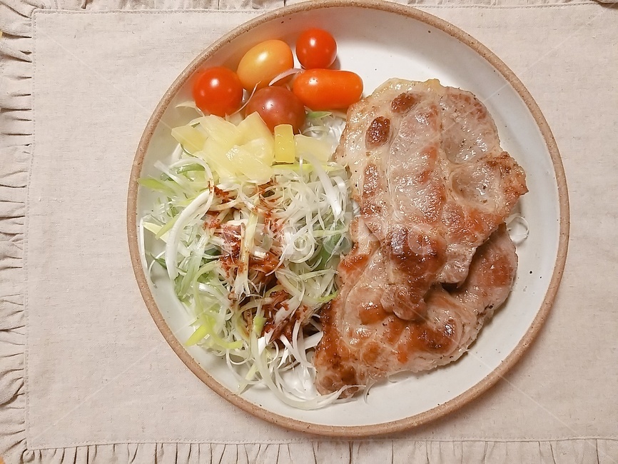 목살구이,샐러드,저녁식사,야식,목살구이정식