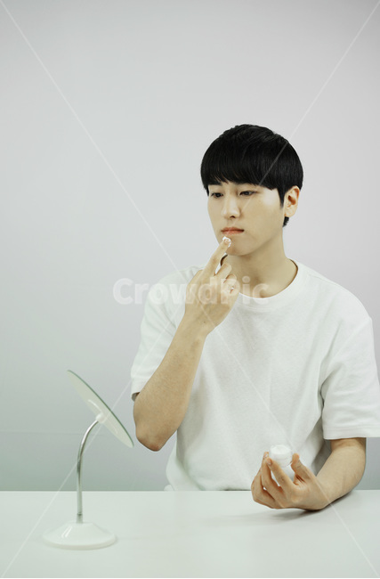남자,뷰티,스킨케어,피부관리,화장품,로션,beauty,skincare,cosmetic,남성,lotion,그루밍족,사람,인물,인간,human,person,남성,남자,man,male,뷰티,미용,beauty treatment