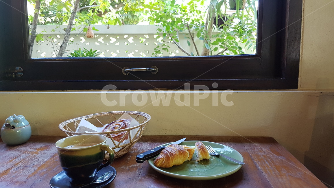 브런치,커피,빵,coffee,햇살,오전,창문,햇빛,휴식,쉼,카페,창가