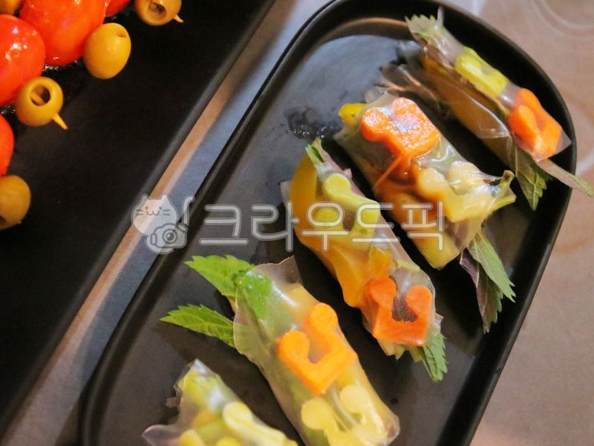 finger food,cucumber,rice paper,vegetable,menu,food,home party,vegetable wrap,vegetable dishes,cooking,Vietnamese spring roll,party,Sesame,carrot