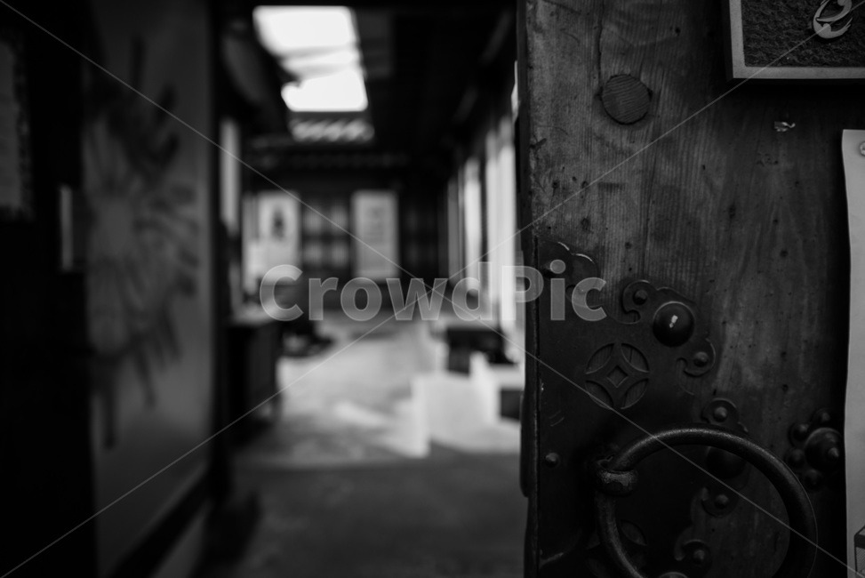 한국,korea,한옥,대문,나무문,나무대문,골목길,alley,흑백,모노톤,monochrome,black and white
