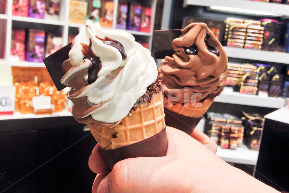 아이스크림,초코아이스크림,바닐라아이스크림,콘,초콜렛,icecream,chocoicecream,vanillaicecream,cone,chocolate,음식,식재료,요리,food,cook,meal,dishes,food reserves,디저트,간식,후식,dessert,snack