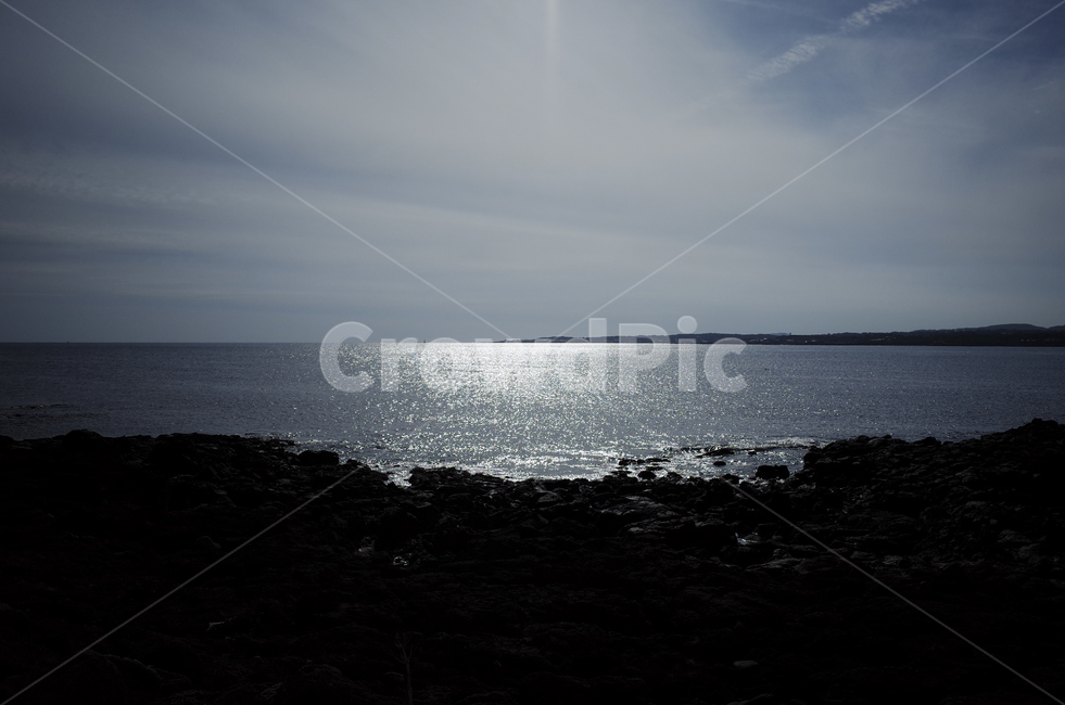 blue,sky,ocean,sea,water,바다,푸른하늘,하늘,푸른바다,shoreline,해안선,자연,flare,플레어,light,빛,sunlight,윤슬,자연,풍경,nature,landscape